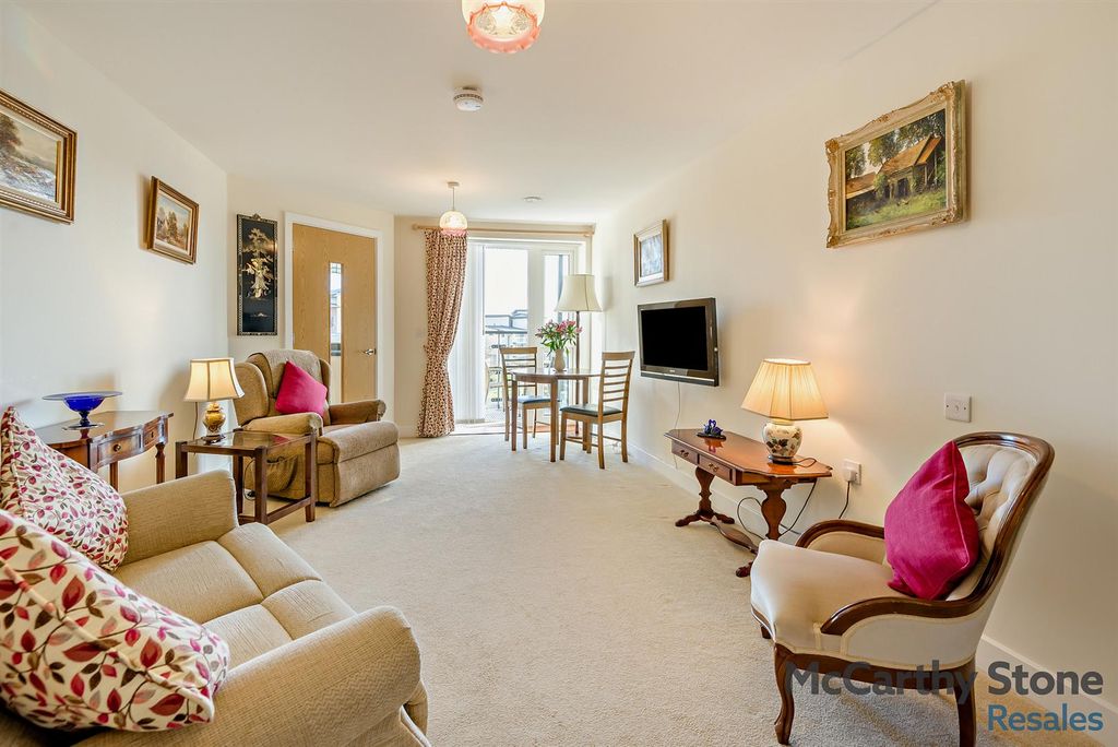 Property photo 3 of 13 8672408-Interior09-800.Jpg