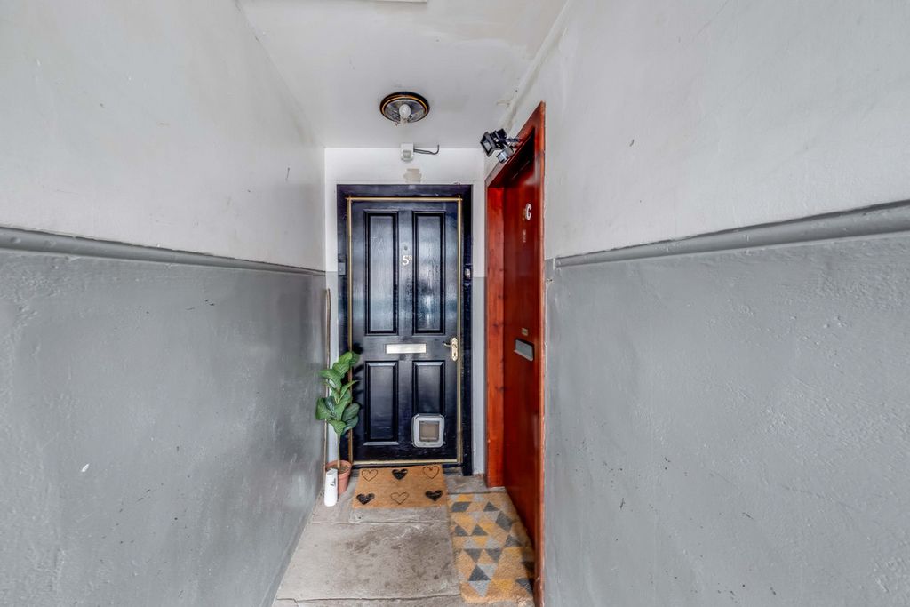 Property photo 2 of 40