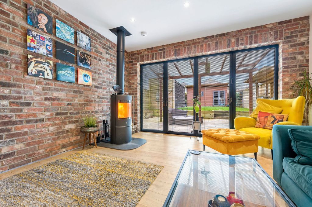 Property photo 3 of 31