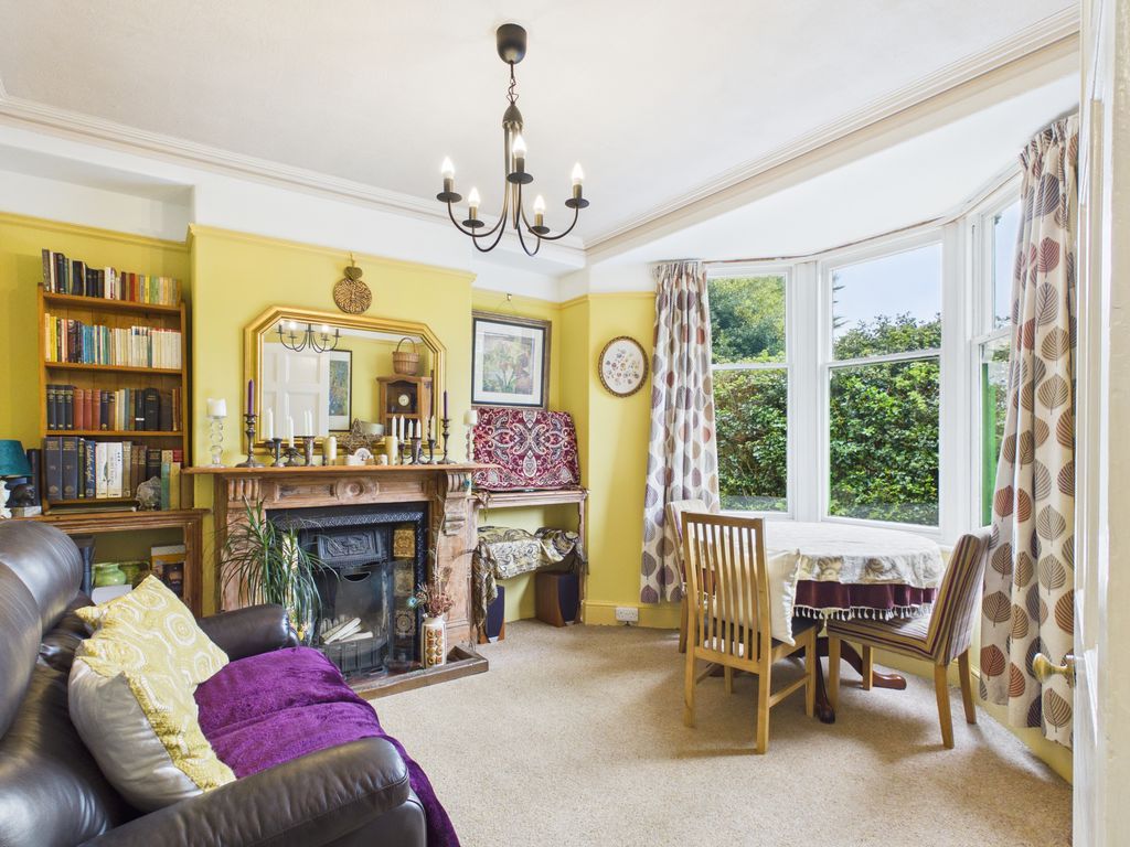 Property photo 3 of 11 Living Room