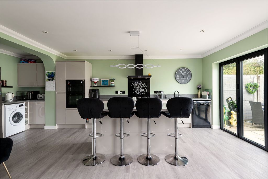 Property photo 3 of 28