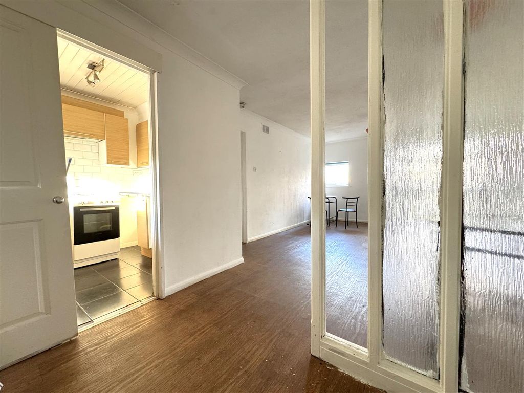 Property photo 2 of 6 Entrance Hallway