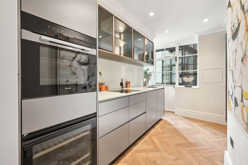 Property photo 3 of 11 Kitchen