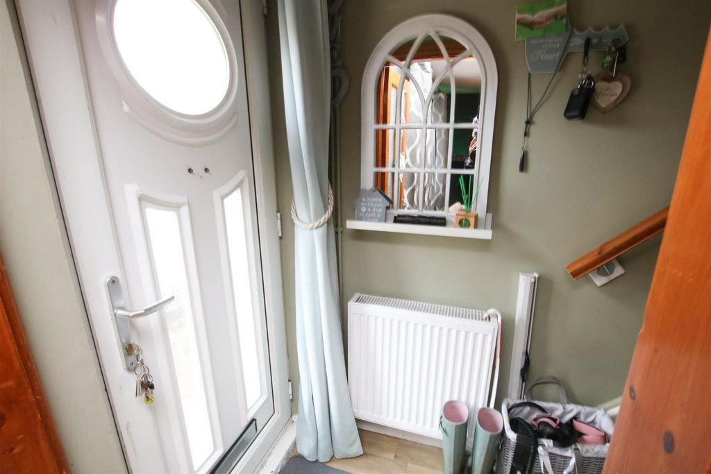 Property photo 2 of 10 Entrance Hall