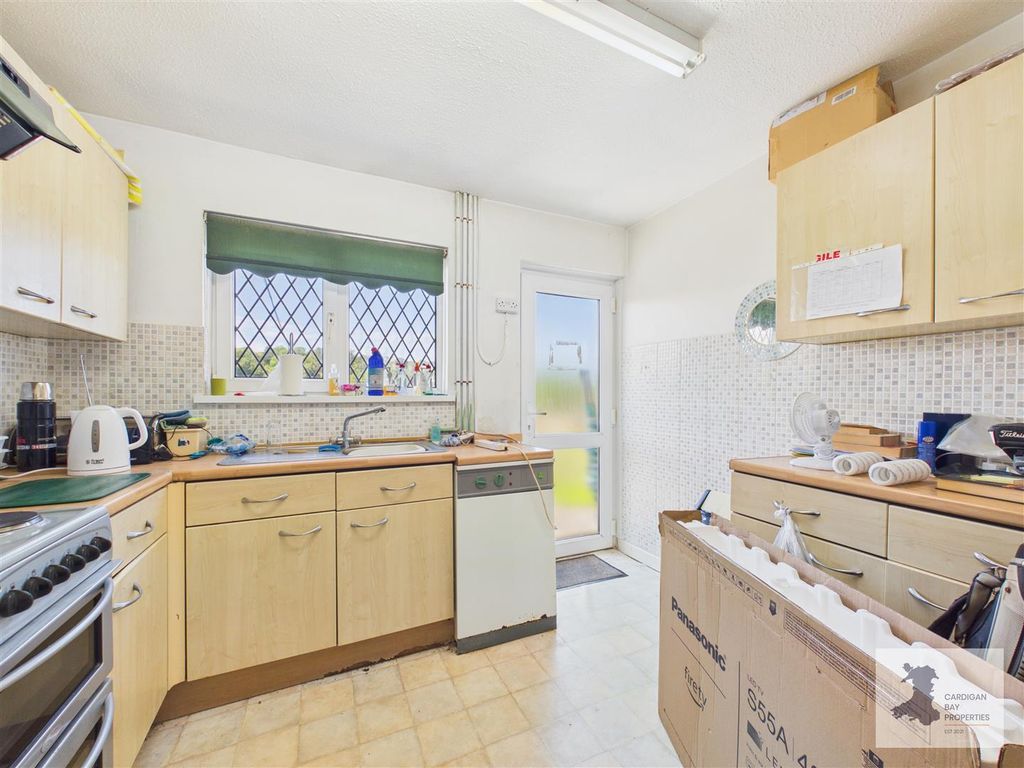 Property photo 3 of 25 Kitchen