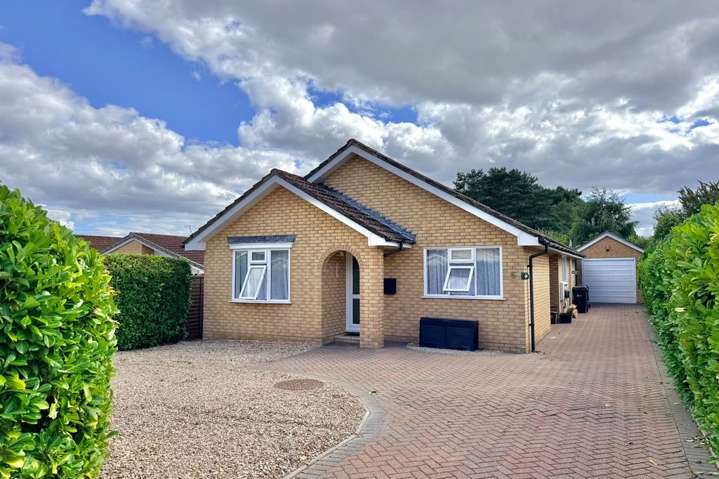 Property photo 1 of 20 Three Bedroom Detached Bungalow Verwood