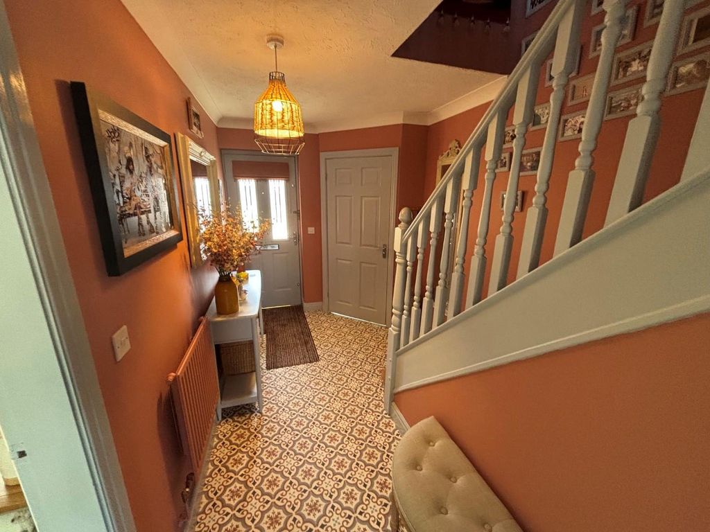 Property photo 2 of 18 Entrance Hall