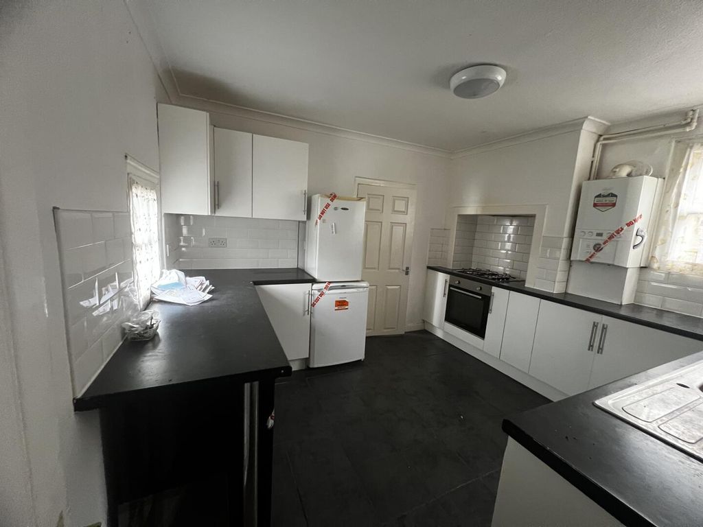 Property photo 2 of 18 Kitchen