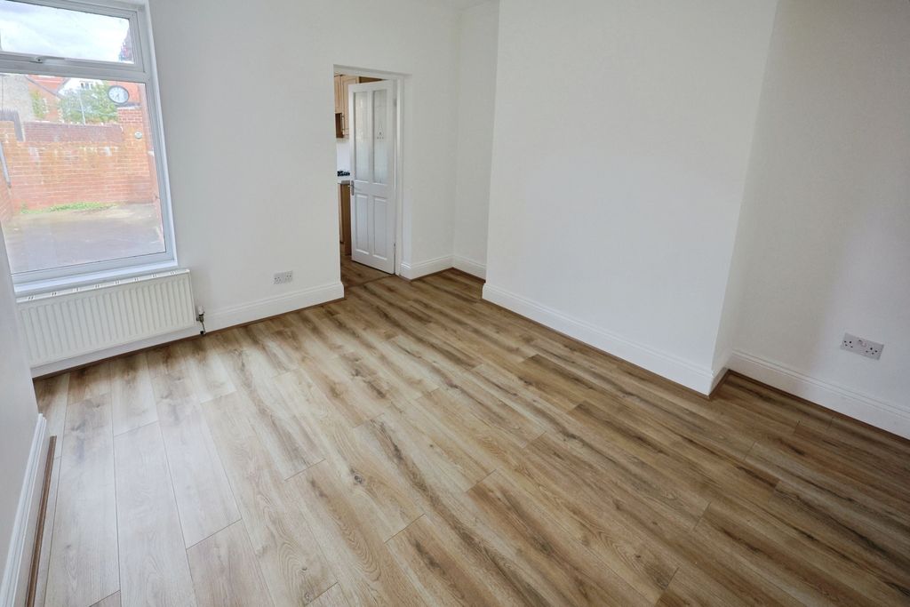 Property photo 2 of 9 Pbox-Bedroom-329805.Jpg