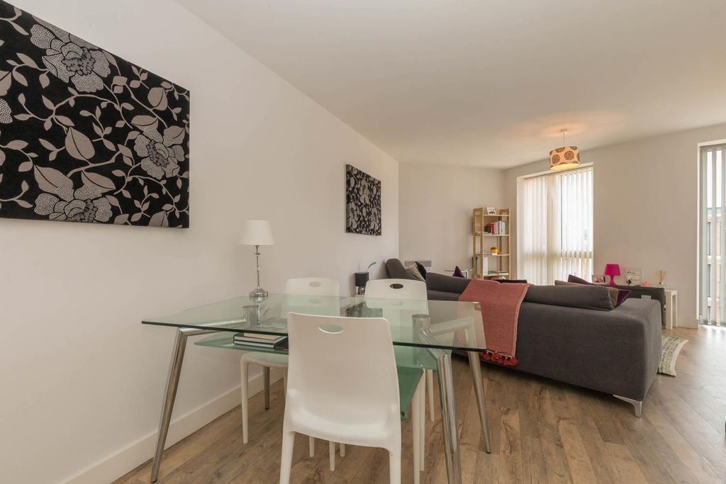 Property photo 3 of 9 Living Area