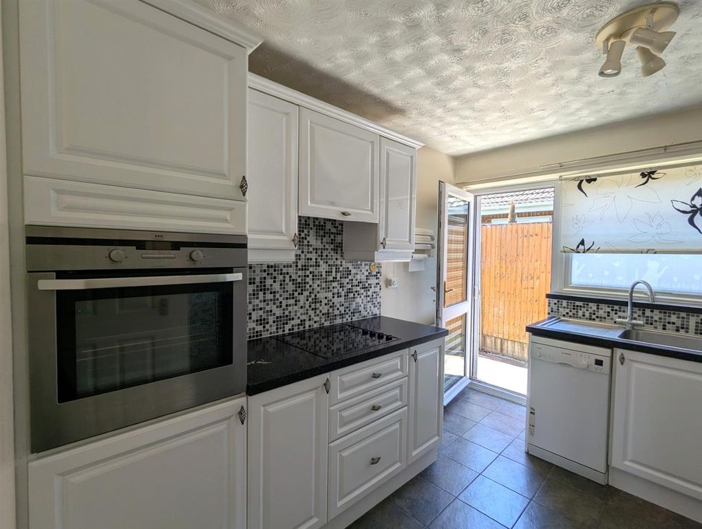 Property photo 3 of 15 Kitchen
