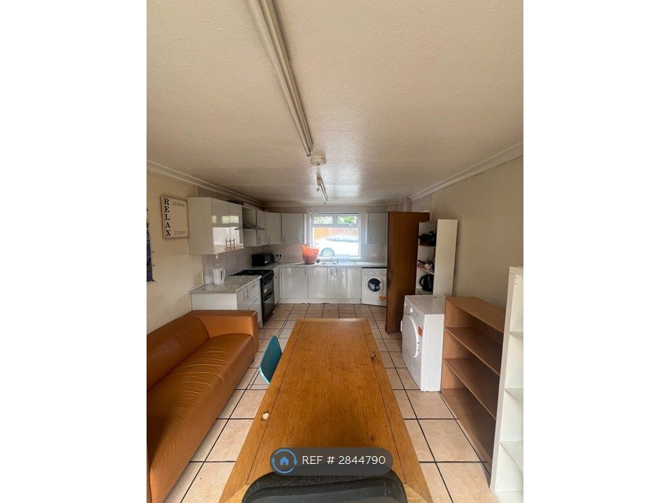 Property photo 1 of 7 Kitchen