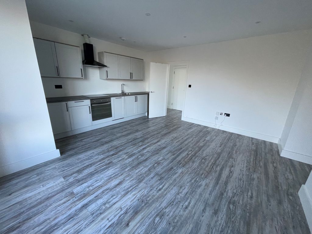 Property photo 2 of 6 Bedroom