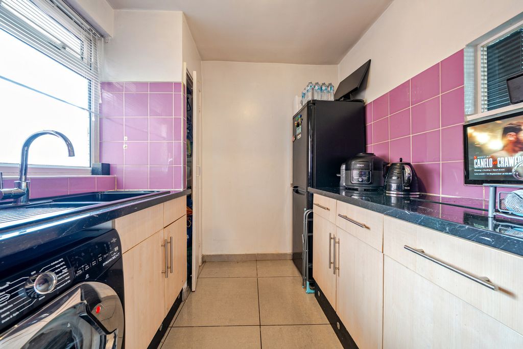 Property photo 2 of 9 Kitchen