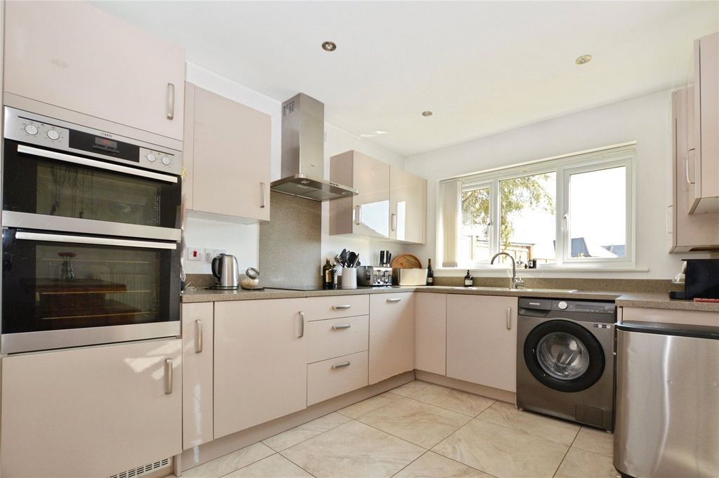 Property photo 2 of 18 Kitchen