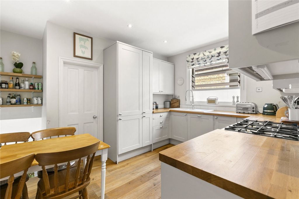 Property photo 3 of 11 Kitchen