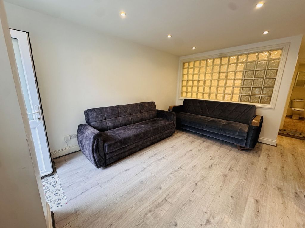 Property photo 3 of 6 Photo 4