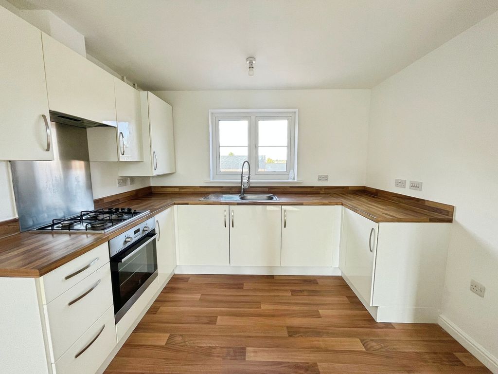 Property photo 3 of 8 Kitchen
