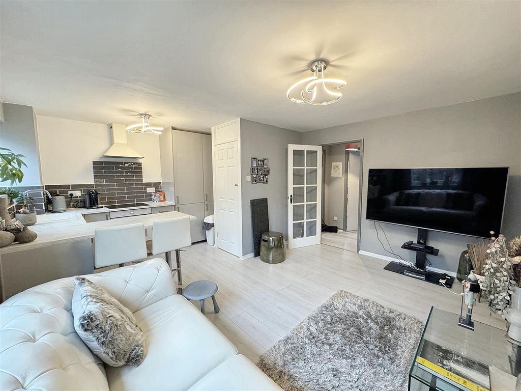 Property photo 3 of 8 Lounge