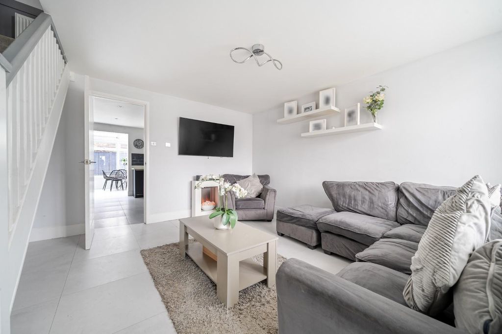 Property photo 3 of 19 1375253-15-690Dee7986B97.Jpg