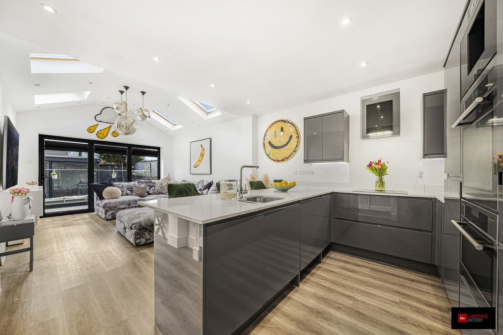 Property photo 3 of 36