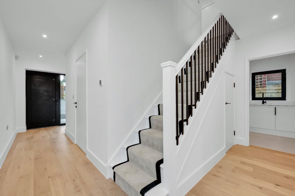 Property photo 2 of 19 Hallway