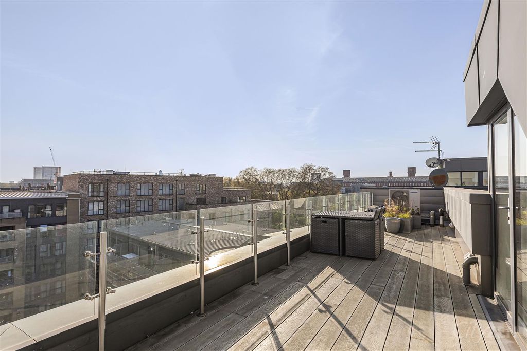 Property photo 3 of 22 Roof Terrace