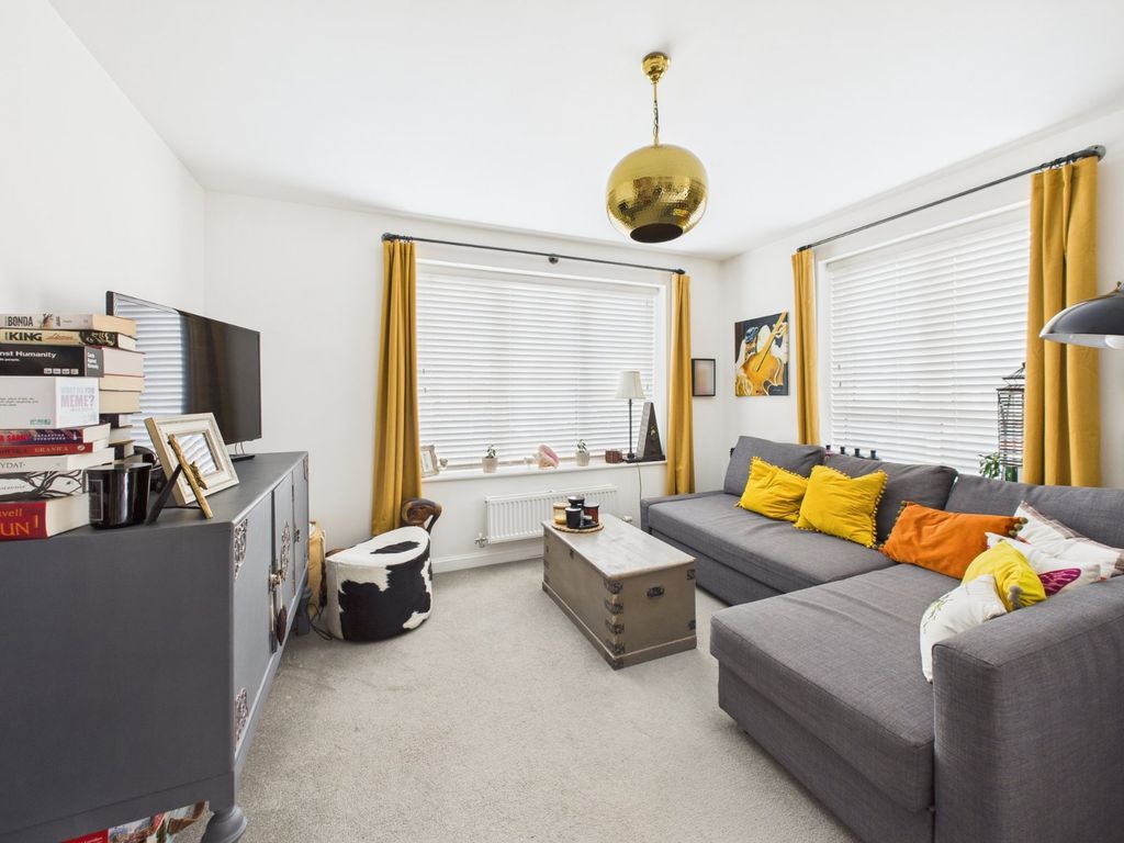 Property photo 3 of 11 Livng Room