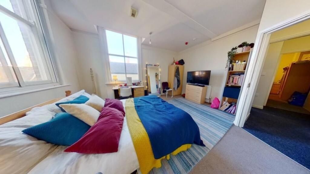 Property photo 2 of 15 Bright And Spacious Master Bedroom Featuring A Com...