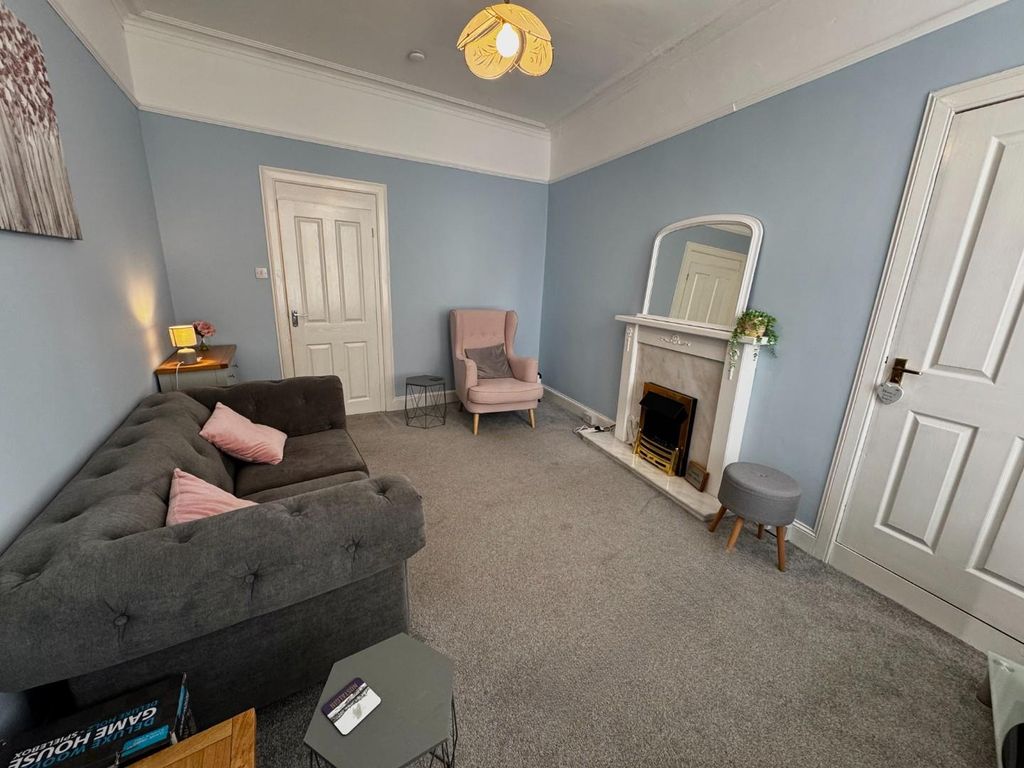 Property photo 3 of 19 Livingroom