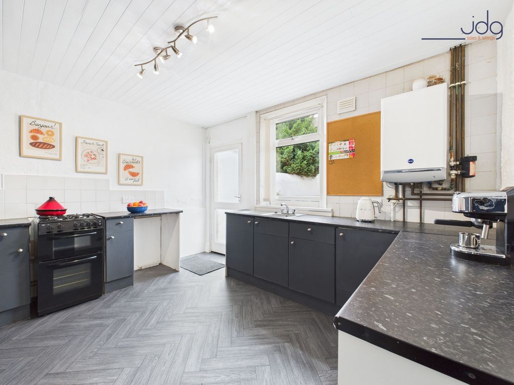 Property photo 3 of 9 Kitchen