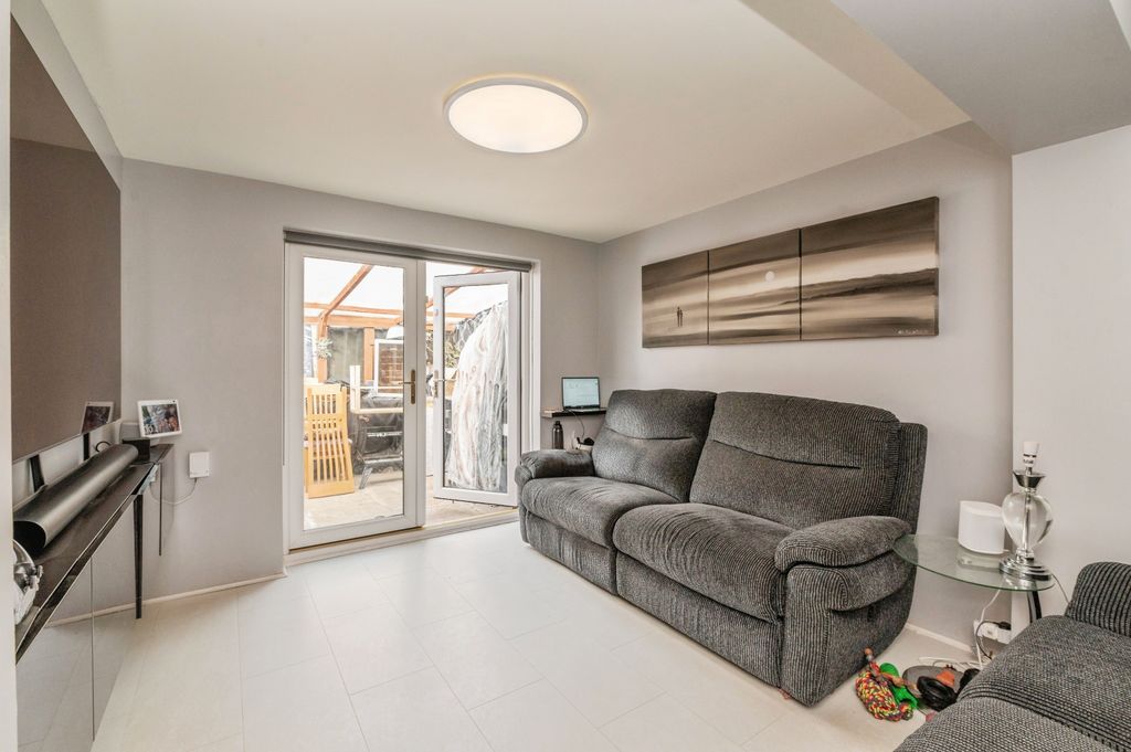 Property photo 3 of 12 30Laburnumavenuelaburnumavenuewickfordss120Da-5