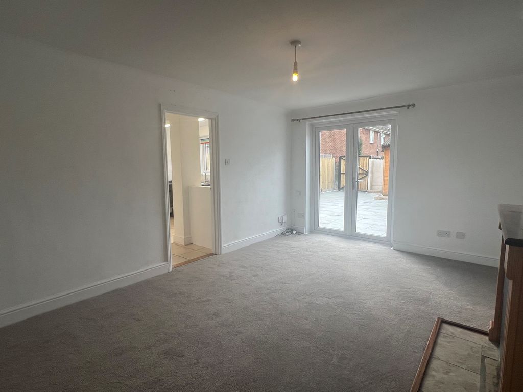 Property photo 3 of 12 Living Room2