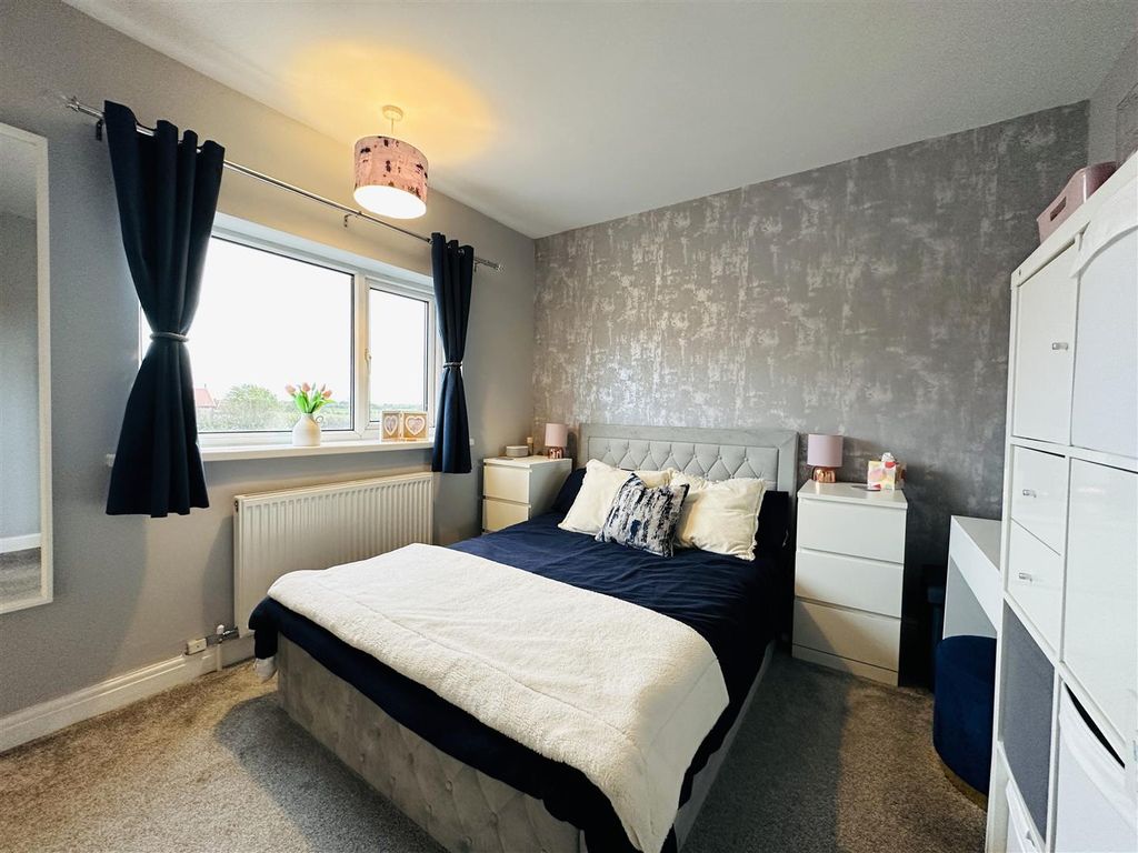 Property photo 3 of 17 Bed 1.Jpg