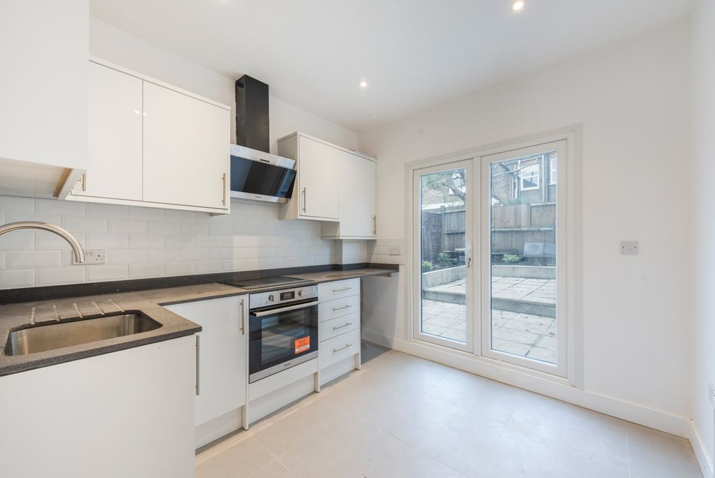 Property photo 3 of 9 Kitchen