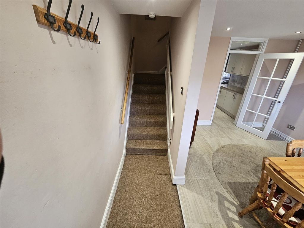 Property photo 2 of 19 Entrance Hall