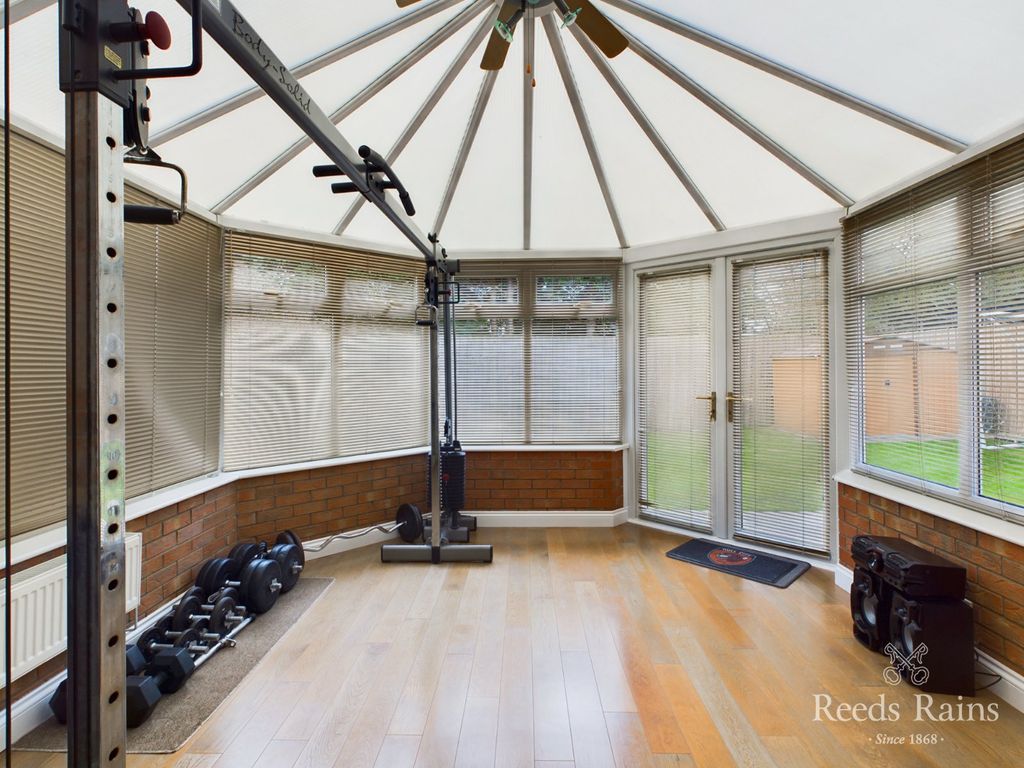 Property photo 3 of 25 Conservatory