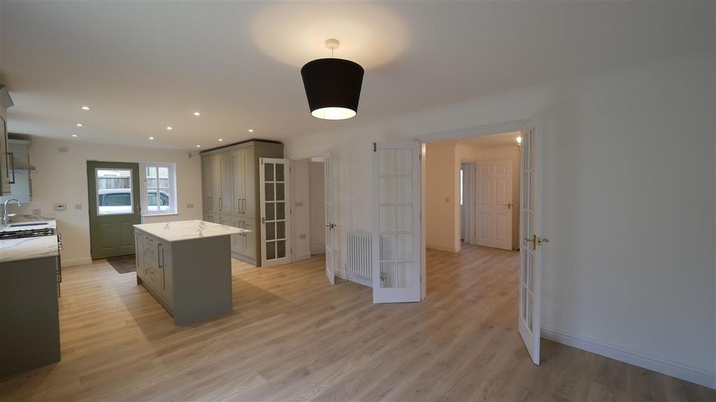 Property photo 3 of 19 Kitchen/Breakfast Room