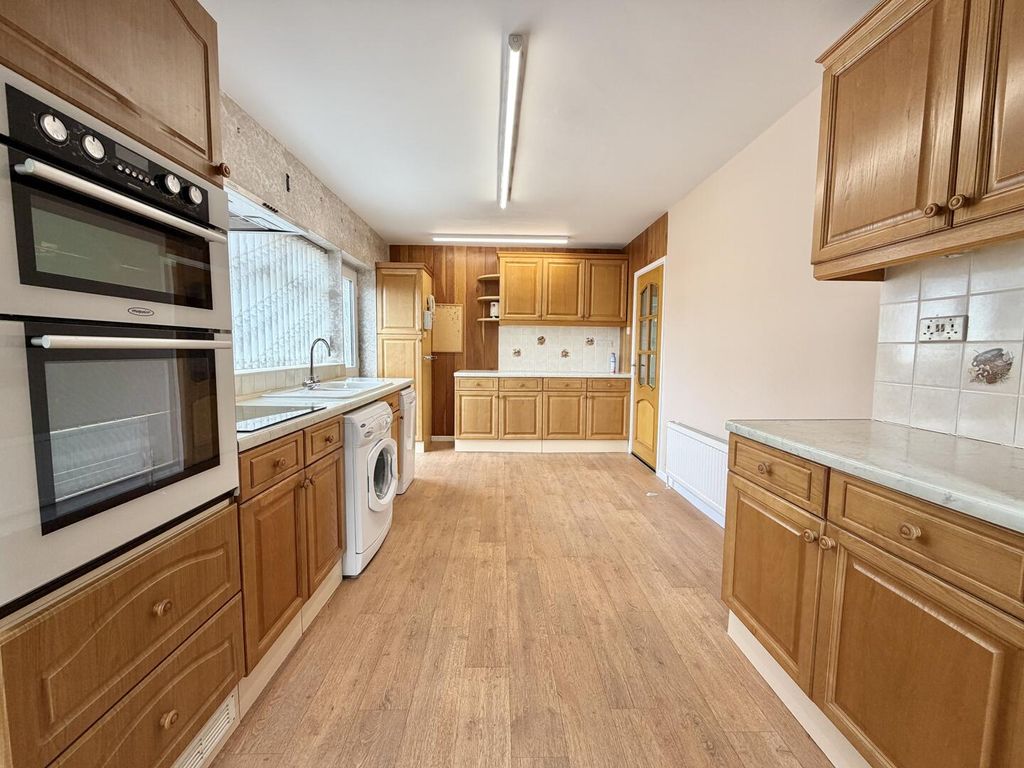 Property photo 3 of 21 Kitchen/Diner