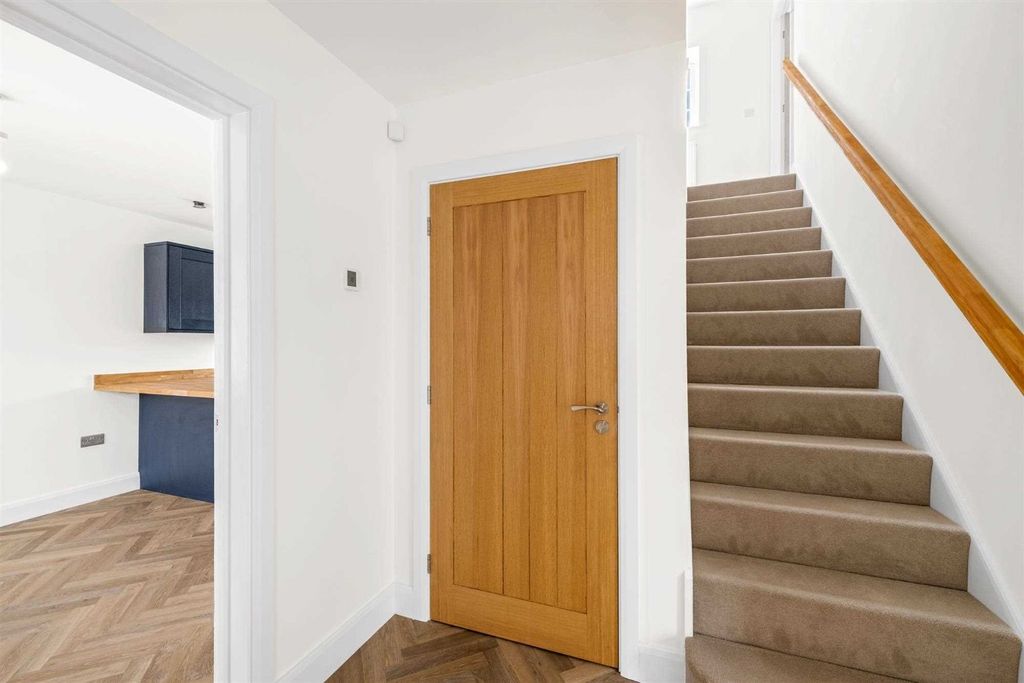 Property photo 2 of 19 4719351