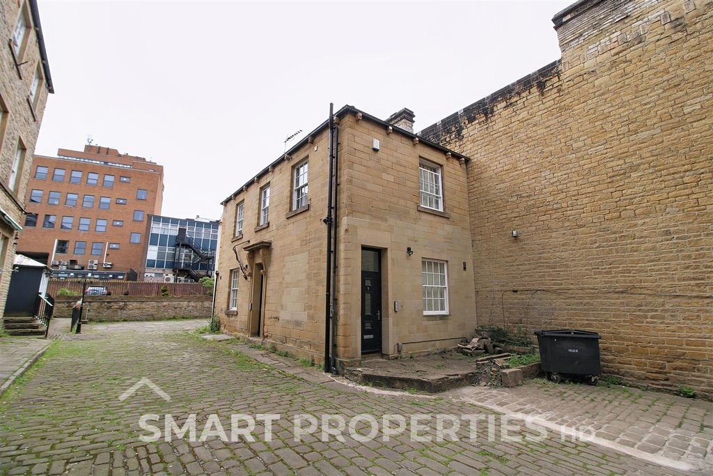 Property photo 1 of 9 Exterior/Car Park