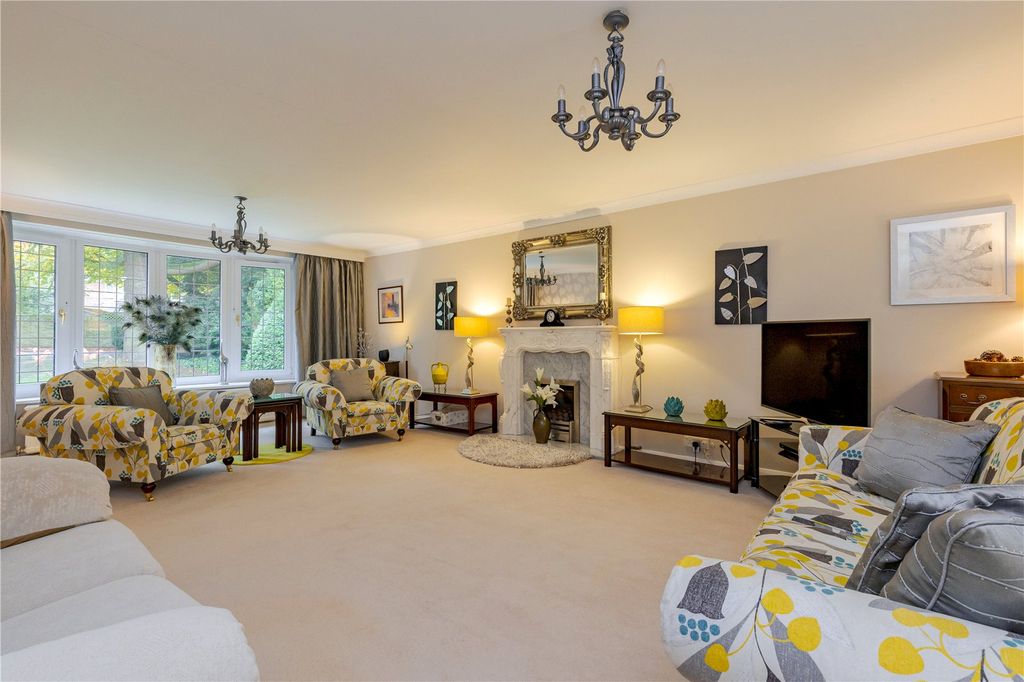 Property photo 2 of 19 Sitting Room
