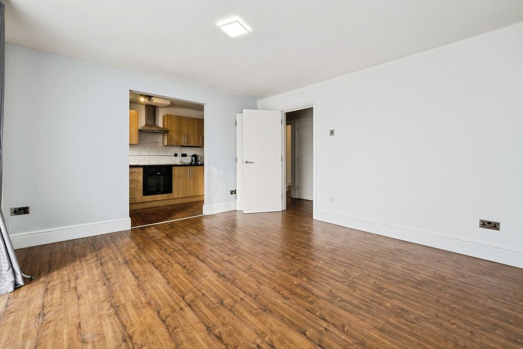 Property photo 3 of 17 Lounge