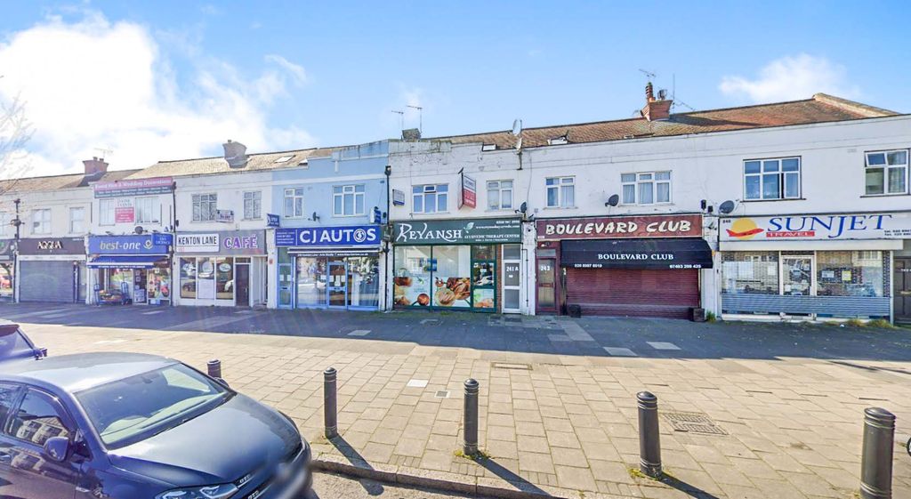 Property photo 1 of 10 Two Bedroom 1st Floor Flat Above A Shop