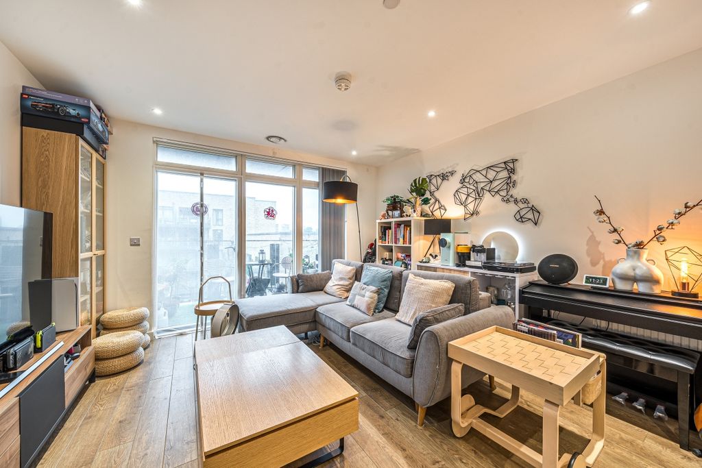 Property photo 2 of 11 1386128-3-692E36A...