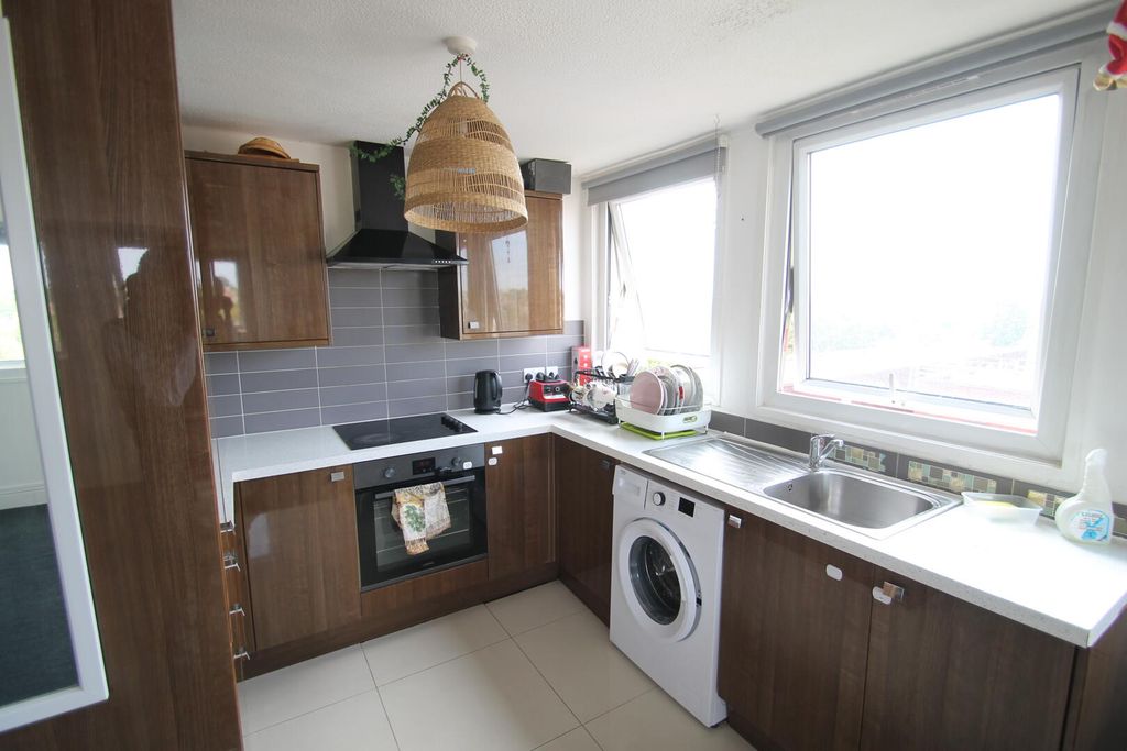Property photo 3 of 9 Kitchen