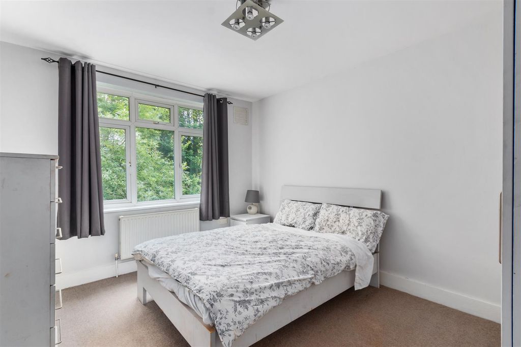 Property photo 2 of 10 Martin Way