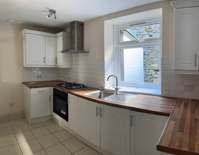 Property photo 3 of 18 Kitchen