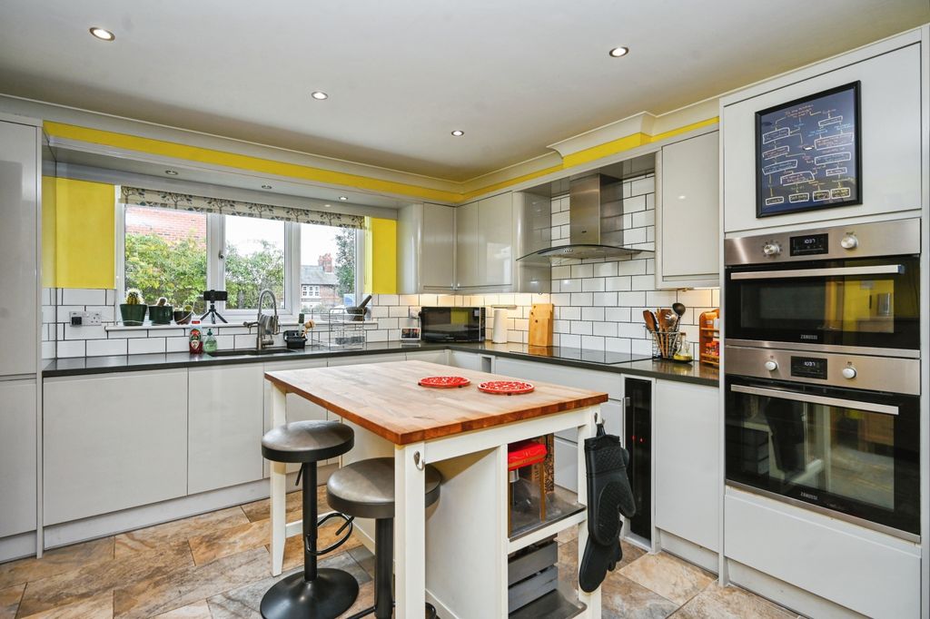 Property photo 3 of 19 Kitchen