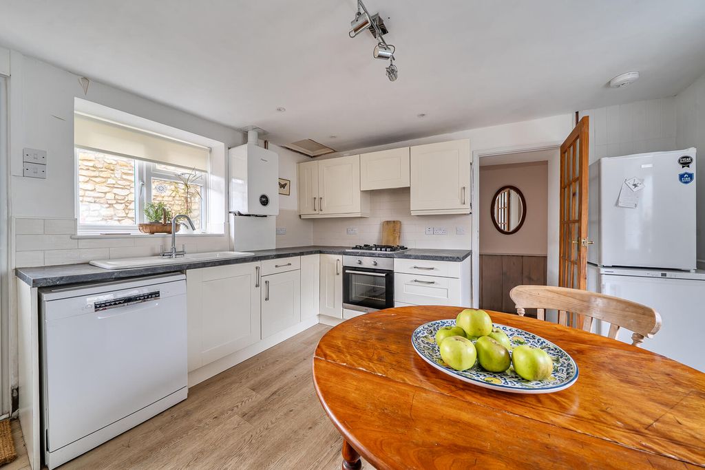 Property photo 3 of 18 Kitchen